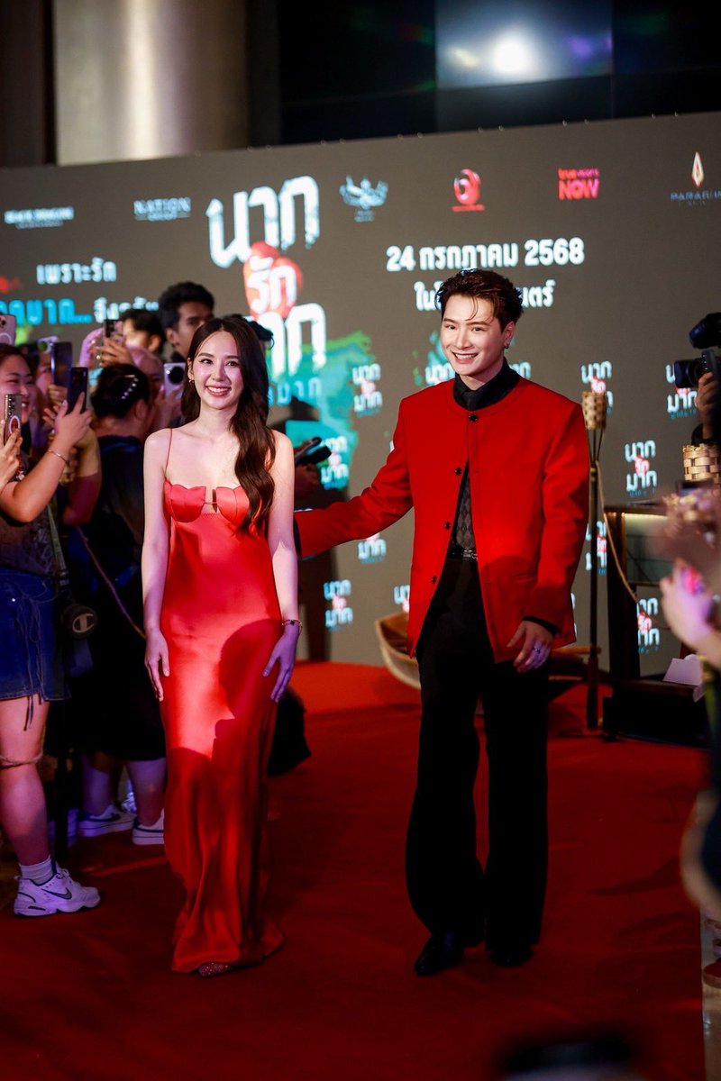 KAOHIT_ENT's tweet image. ทุกเสียงรอบสื่อยัน “นากรักมาก ม๊ากมาก” หนังน่ารักม๊ากมาก ฮา-ซึ้ง น้ำตาไหล “หม่ำ-เท่ง-โหน่ง” คัมแบคจัดเต็มครบรส “คริส-ญดา” เคมีดีม๊ากมาก 

#นากรักมากม๊ากมากGalaPremiere
#นากรักมากม๊ากมาก #คริสพีรวัส #KristPerawat 
#ญดานริลญา #yadarilya 
#หม่ำเท่งโหน่งcomeback…