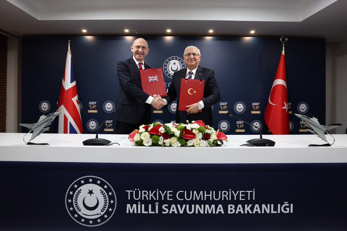 caseshoot's tweet photo. 🔵 Eurofighter'da imzalar atıldı!

🛩️ Türkiye ile İngiltere, Eurofighter Typhoon satışı için anlaşmaya vardı
🤝 Bakan Yaşar Güler ve İngiliz mevkidaşı John Healey bir araya geldi
📌 Avrupa üretimi jetler için kritik adım atıldı

#Eurofighter #Typhoon #Türkiye #İngiltere https://t.co/eGmxcjaOoB
