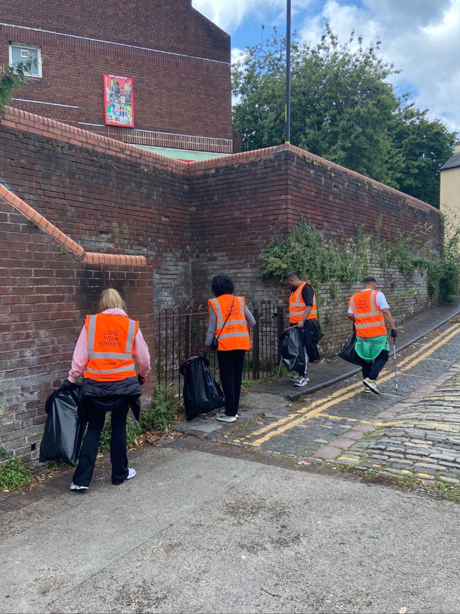 ColmoreBID's tweet image. Volunteers from across Birmingham - including fantastic teams from @NatWestGroup and @S_Weatherall joined forces last week for a community litter pick across the city centre and Ladywood.
Your time, energy, and commitment to a cleaner city is truly appreciated! ๐