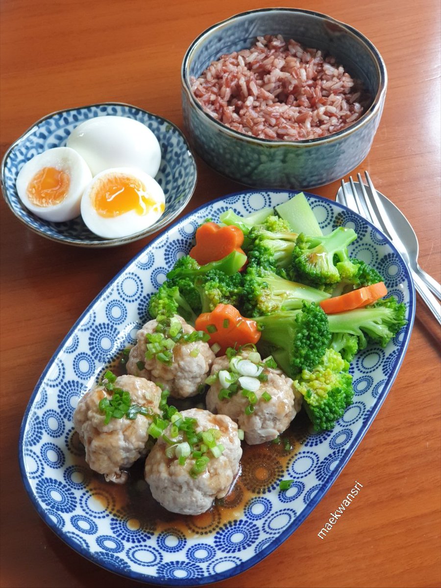 KwansriR's tweet image. สำรับง่ายๆ หมูสับปลาเค็มนึ่งกินกับบรอกโคลีและแครอท