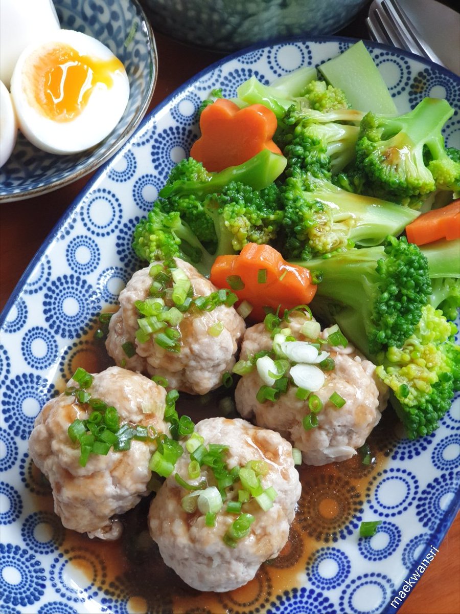 KwansriR's tweet image. สำรับง่ายๆ หมูสับปลาเค็มนึ่งกินกับบรอกโคลีและแครอท