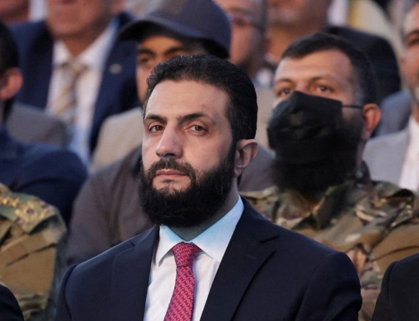 #أحمد_الشرع

في #أوروبا و #أمريكا عندما يهدد احد ما شخصا بالقتل فإنهم يعاقبونه قانونيا ويحجزنه في المصح للمعالجة لأنه شخص غير سوي ومريض.

#الجولاني بعد عقدين من الإرهاب والقتل والاجرام فرض على السوريين كرائيس.

نظراته تروي لك كل قصص إرهابه واجرامه.

#صباح_الخير #ترامب #لبنان