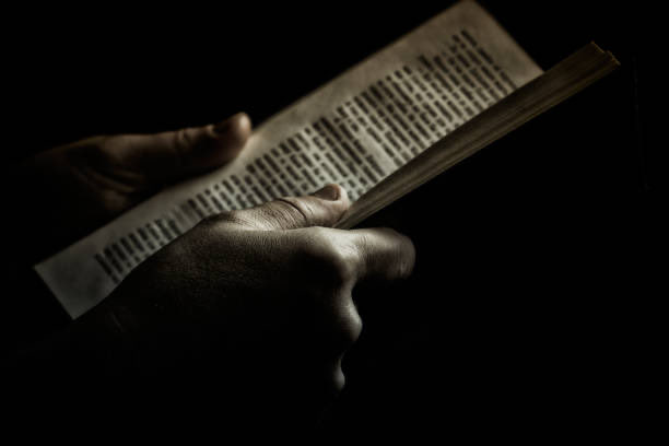 JuanAnt45206729's tweet image. #ElPoderDeLaPalabra

Poetizar la vida desgasta,
a veces,
te aleja de la realidad
y te sume 
en desganas

Otras veces,
ilumina tus interiores 
y se te arranca 
por alegrías

Virtuosos de la palabra
¿qué poder escondéis?

Poetas que, 
con vuestra sola presencia,
arrancáis vida

Así