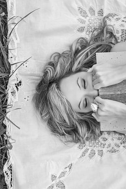 JuanAnt45206729's tweet image. #ElPoderDeLaPalabra

Poetizar la vida desgasta,
a veces,
te aleja de la realidad
y te sume 
en desganas

Otras veces,
ilumina tus interiores 
y se te arranca 
por alegrías

Virtuosos de la palabra
¿qué poder escondéis?

Poetas que, 
con vuestra sola presencia,
arrancáis vida

Así