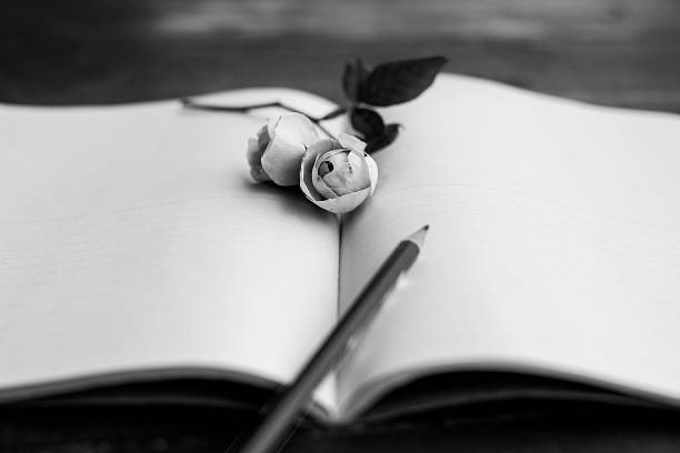 JuanAnt45206729's tweet image. #ElPoderDeLaPalabra

Poetizar la vida desgasta,
a veces,
te aleja de la realidad
y te sume 
en desganas

Otras veces,
ilumina tus interiores 
y se te arranca 
por alegrías

Virtuosos de la palabra
¿qué poder escondéis?

Poetas que, 
con vuestra sola presencia,
arrancáis vida

Así