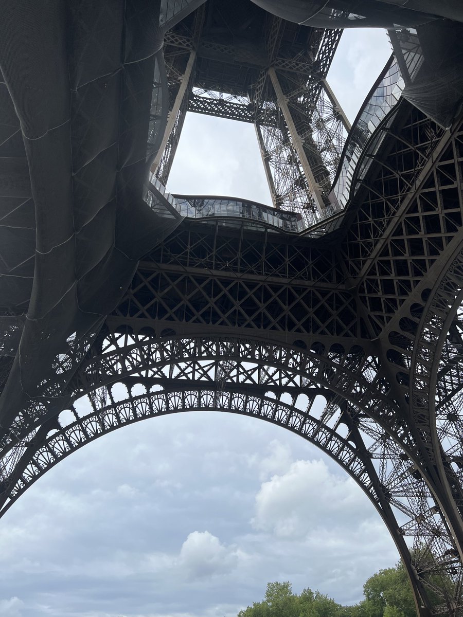 Au pied de la Tour Eiffel ce matin, car notre petite-fille de 12 ans, qui nous accompagne sur ce voyage avec notre petit-fils de 14 ans, ne voulait pas monter les escaliers, je dois dire que le Papi et ses genoux ne sont pas trop déçus!