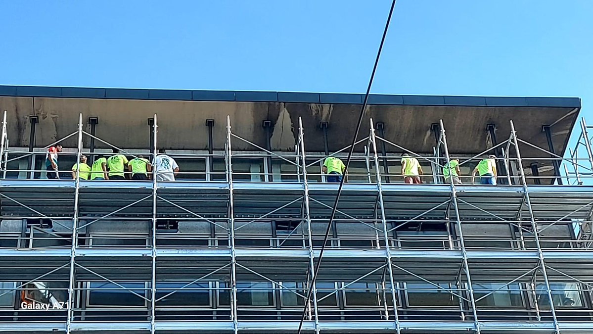 rep_milano's tweet image. Operai protestano su impalcatura di cantiere in corso di Porta Vittoria: “Dateci i nostri stipendi” milano.repubblica.it/cronaca/2025/0…