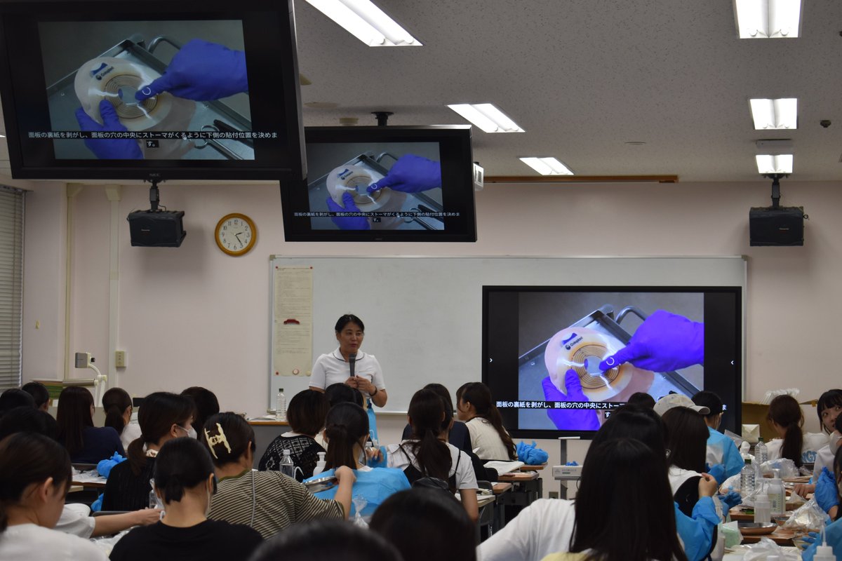 【看護学生の演習をパシャリ📷】広報circus編
「周術期看護援助論」で、ストーマ（⼈⼯肛⾨・⼈⼯膀胱）の装具交換演習を演習行いました。現場でも使われる装具を用いた演習は、非常に希少な機会！名市大の医学部付属病院群に所属する現役看護師も参加し、実践的な知識と技術の習得促進を目指します💪