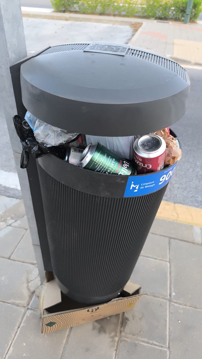 VecinosSoliva's tweet photo. Desde #Soliva solicitamos al Ayto @malaga que se incluya al barrio en los planes de #limpieza de #Málaga
Tenemos calles sucias que nunca han sido baldeadas, papeleras repletas durante meses, calles llenas de ramas y hojas, ratas que campan a sus anchas…

#barrios #limpiezamalaga https://t.co/XMDvlTYtUz