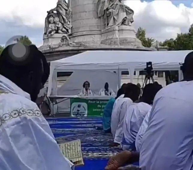 meganews_eu's tweet image. 🇫🇷 | Le JDD (@leJDD) - Quentin Gerard (@quentingerard_)
París: La movilización de una hermandad islámica en la Plaza de la República provoca fuertes reacciones
Los musulmanes Mouride se reunieron este sábado 19 de julio para promover la paz, la tolerancia, el perdón y la…
