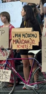 oleshkomyroslav's tweet image. Протест біля театру Франка вважайте завершеним із початком комендантської години вчора вночі.
Пояснюю.
Щоб заявити про позицію, не збирають масові мітинги. Для заявки достатньо одиночного протесту з гарною ідеєю та ємним гаслом. Одним, а не 15 штук.
Масові протести потрібні…