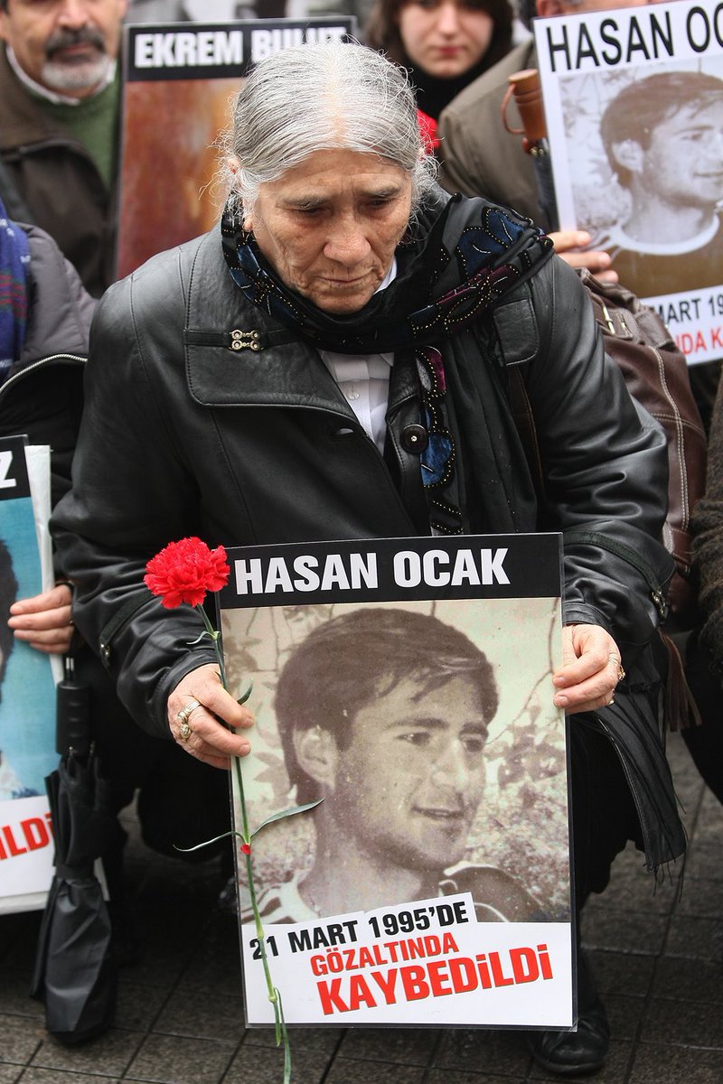 HDK_KONGRE's tweet image. Hakikat ve adalet mücadelesinin simge isimlerinden, Cumartesi Anneleri’nin direngen çınarı Emine Ocak’ı kaybetmenin derin üzüntüsünü yaşıyoruz. 1995 yılında oğlu Hasan Ocak’ın gözaltında kaybedilmesinin ardından, 30 yıl boyunca Galatasaray Meydanı’nda adalet arayışıyla dimdik…