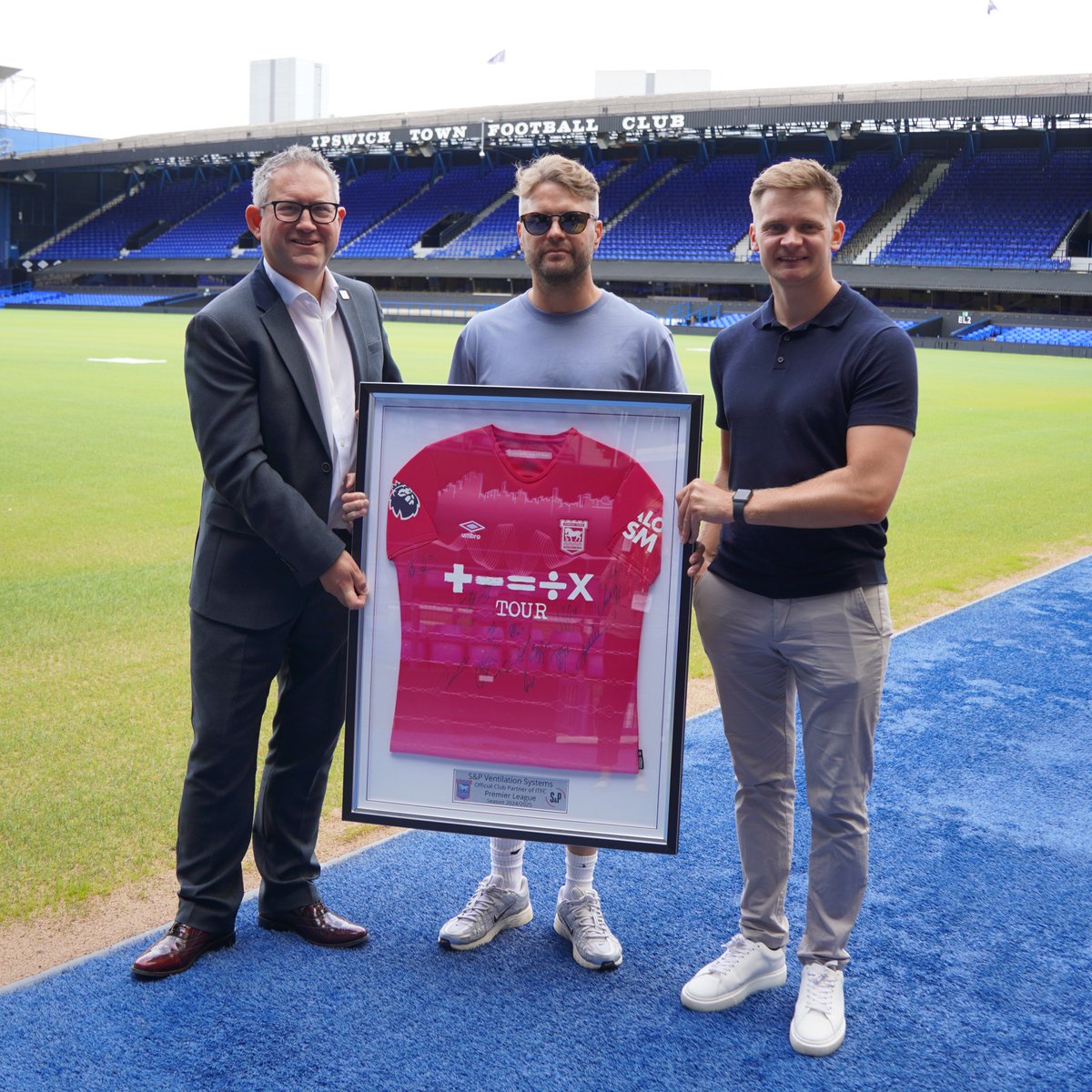 ITFCFoundation's tweet image. 🩷 Friend of the Foundation @SPUKVentilation joined us earlier this week to hand over their signed 24/25 third shirt to winner, Kieran.

Kieran entered a Crowdfunder campaign which raised funds to support the Foundation&apos;s work in the local community.