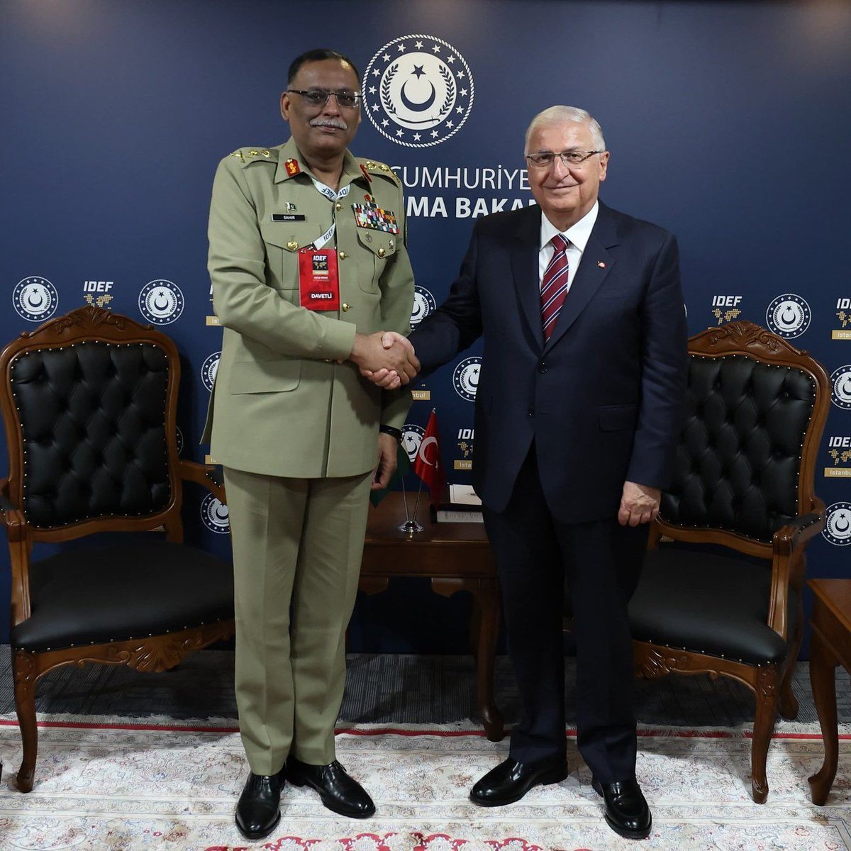 TheDailyCPEC's tweet image. 馃毃BREAKING: Pakistan鈥檚 CJCSC Gen. Sahir Shamshad Mirza welcomed by Turkish Defence Minister Ya艧ar G眉ler during Istanbul visit for IDEF 2025.