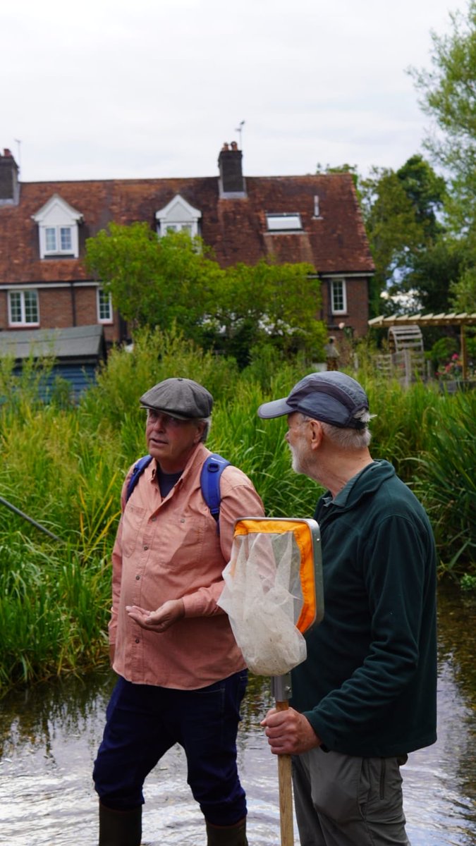 PJennings88's tweet image. Me lurking in the background looking for water vole signs while Byron and Andrew explain @Riverflies . Then emerging triumphant with a dropping the size and shape of a Tic Tac. @BBOWT @Buzz_dont_tweet @RiverChess