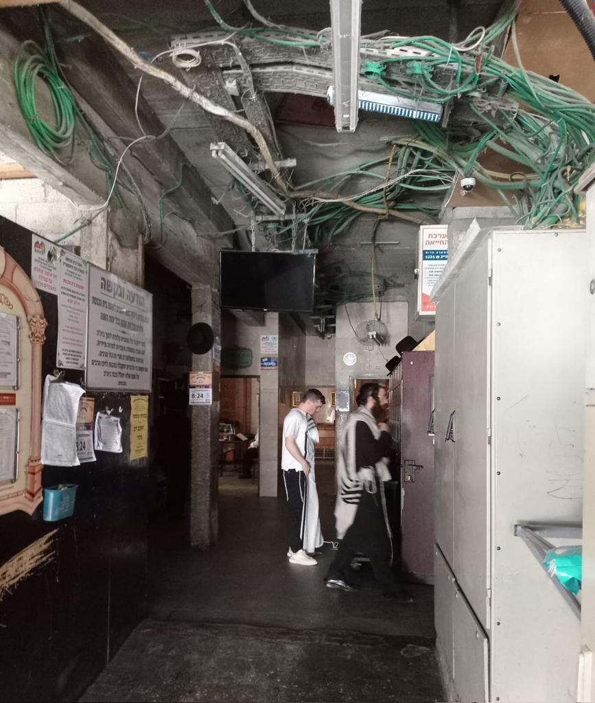 moshe_nayes's tweet image. איצקוביץ בלי חשמל. 15 שעות אחרי פיצוץ בארון החשמל בבית הכנסת איצקוביץ בבני ברק טרם חזר החשמל
