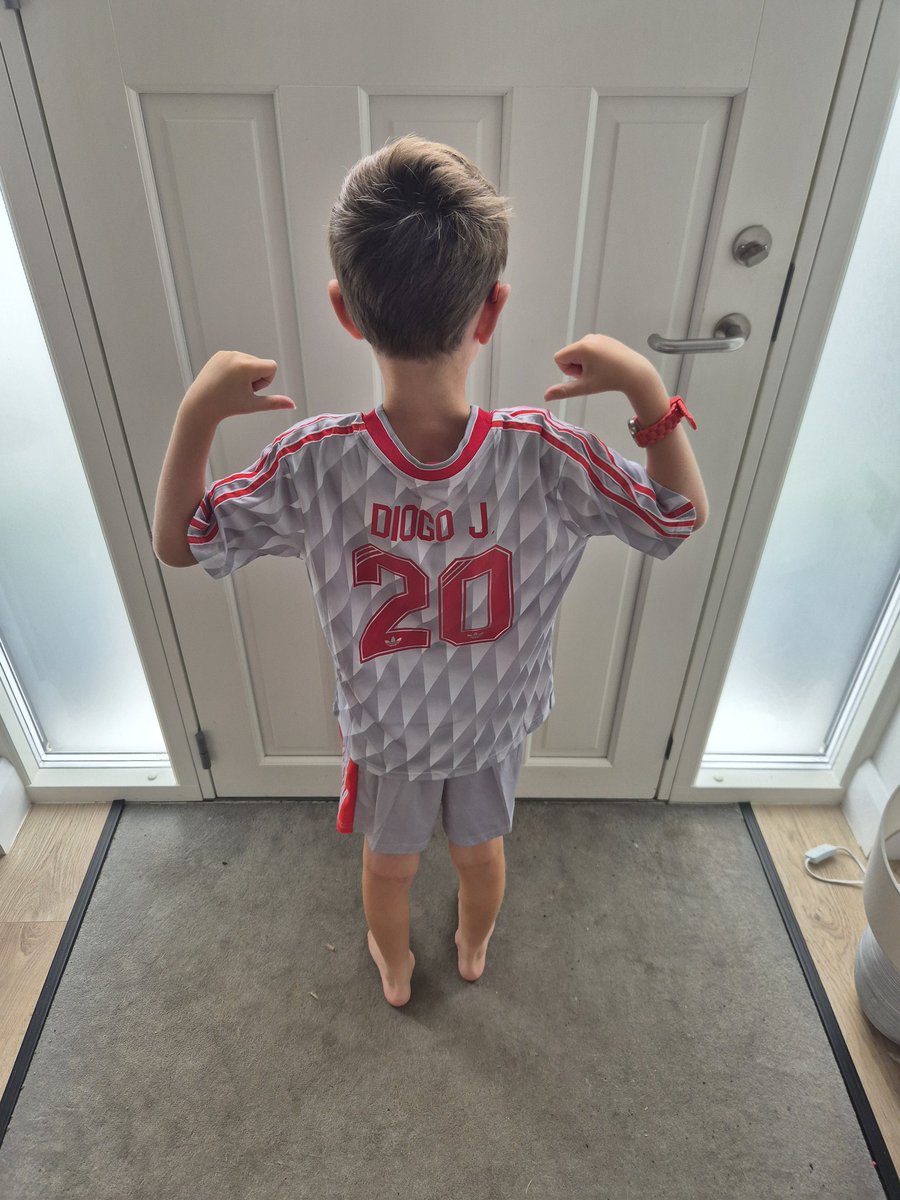 WeAreLiv3rpool's tweet image. 🎶 oh, he wears the number 20🎶

#forever20