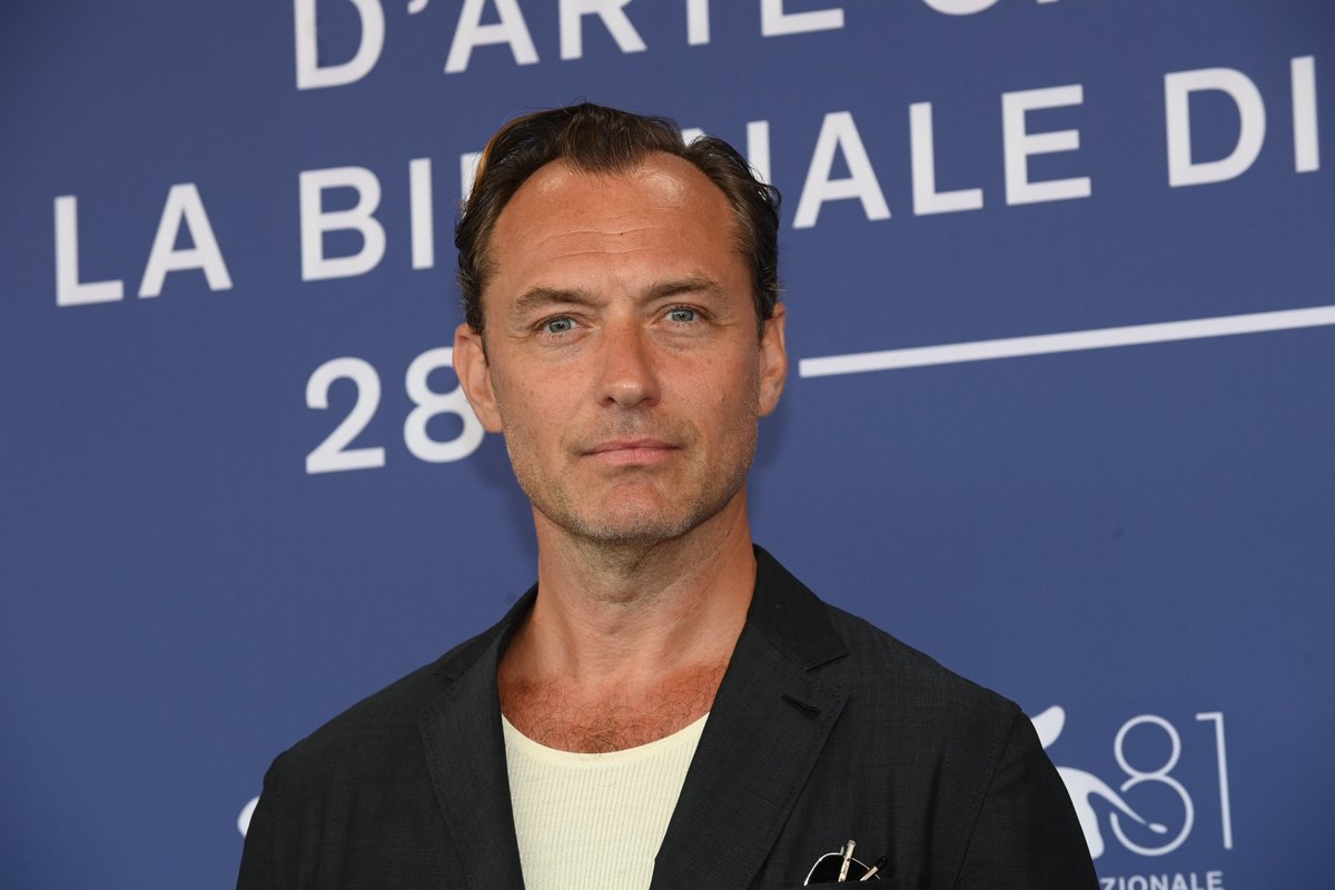 Screendaily's tweet image. Actors from 🇬🇧🇮🇪 who could attend Venice Film Festival:
Jude Law
Emily Blunt
@charli_xcx
Idris Elba
Andrew Garfield
Emma Corrin
Lenny Henry
Felicity Jones
Mia Goth
Jessie Buckley
George MacKay
Callum Turner
Gerard Butler
Eve Hewson
Details: t.ly/4lLCZ #Venezia82