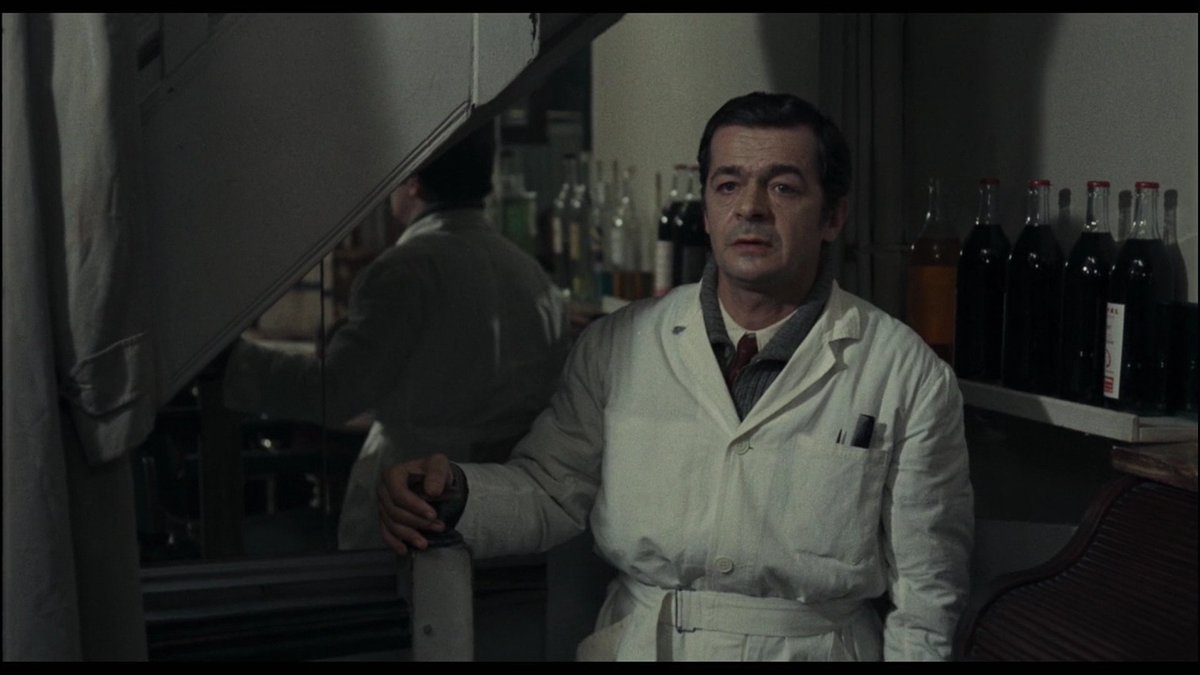 ehibiondolosai's tweet image. 21 anni senza "l'Italien" Serge Reggiani. 🖤
I Reggiani emigrarono in Francia per sfuggire al fascismo e Serge rese omaggio al mestiere paterno -barbiere di Santa Croce a Reggio Emilia- ne "L'armata degli eroi" (Melville, 1969): è il primo ad aiutare Gerbier in fuga dai nazisti.