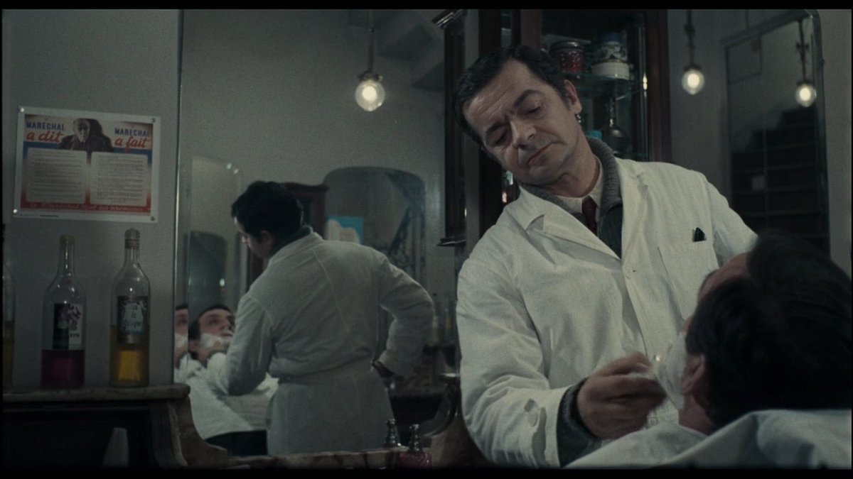 ehibiondolosai's tweet image. 21 anni senza "l'Italien" Serge Reggiani. 🖤
I Reggiani emigrarono in Francia per sfuggire al fascismo e Serge rese omaggio al mestiere paterno -barbiere di Santa Croce a Reggio Emilia- ne "L'armata degli eroi" (Melville, 1969): è il primo ad aiutare Gerbier in fuga dai nazisti.