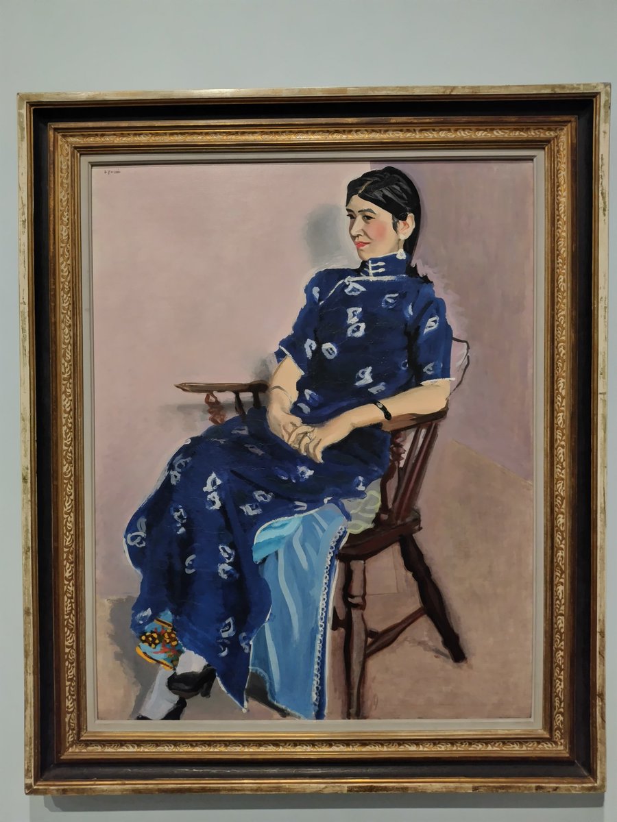 kanimamesan's tweet image. 東京国立近代美術館
コレクション展
安井曾太郎《金蓉》
モデルは当時満州のホテルで働いていた小田切峰子という5カ国語を操る才媛
制作年の1934年は満洲国皇帝として溥儀が即位した年
満洲国の日本人を中国服で描く…
「記録をひらく 記憶をつむぐ」を観てから自然と時代と美術について意識がいく