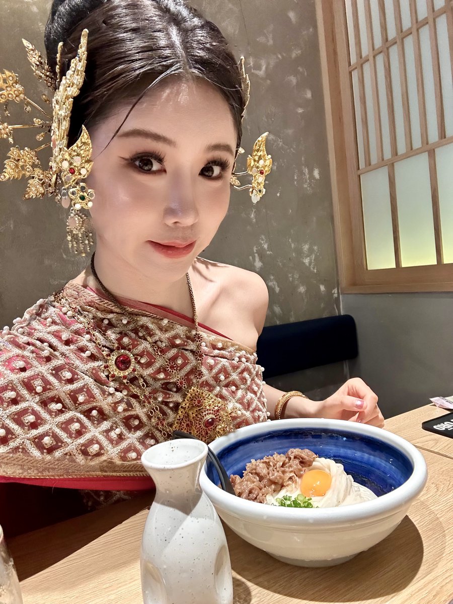 misachasu0209's tweet image. SNSはキラキラしやすいけど、現実は過酷な時もある。これは朝から屋外撮影して熱中症になり倒れそうになりながら冷やしうどんかきこむ前の私。目の充血がヤバく、ひたすら目薬をさしている。キラキラは汗の結晶。私も裏側を載せたくなってきたな