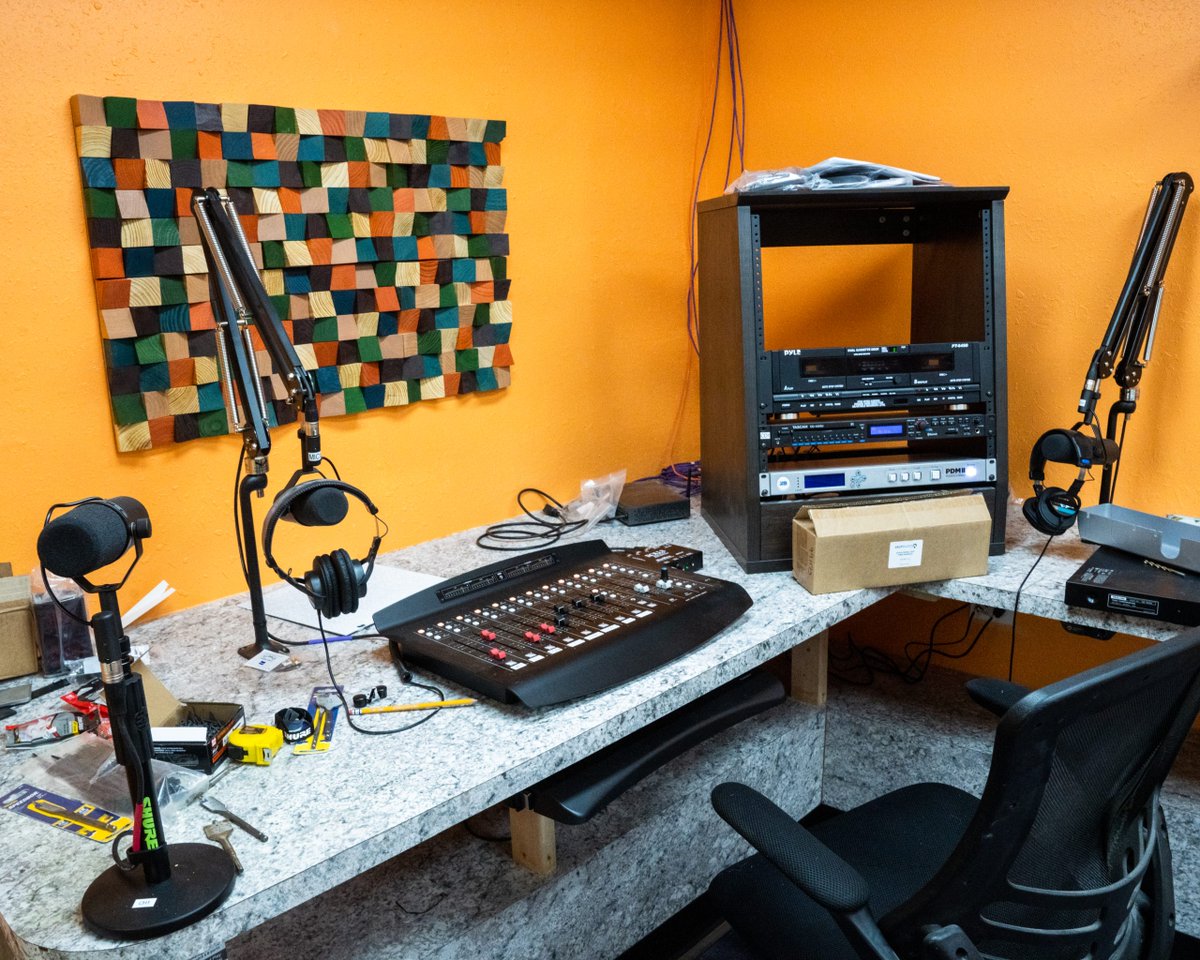 CardinalNewsVA's tweet image. Small rural stations like Appalachia's community-focused 'possum radio' among the hardest-hit by public media cuts cardinalnews.org/2025/07/23/sma…