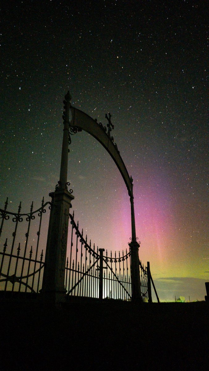 mvinge's tweet image. When the aurora alerts came in last night, I knew had to try get a pic worthy of Black Sabbath album cover. Ozzy loved cross imagery. So, I went to cemetery.
In some cultures, northern lights represent spirit of recently departed. That makes this pic special to me.
#OzzyOsburne