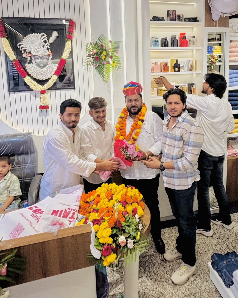 GurjarBhojraj07's tweet image. 📍किशनगढ़

किशनगढ़ के CAPTAIN CLOTHES के शुभारंभ कार्यक्रम में शामिल होकर, भाई प्रियांशु जी टांक, भाई युवराज सिंह जी राठौड़ एवं भाई संजय जी नरुका को नव-प्रतिष्ठान की शुभकामनाएँ प्रेषित की! 

#भोजराज_गुर्जर_किशनगढ़