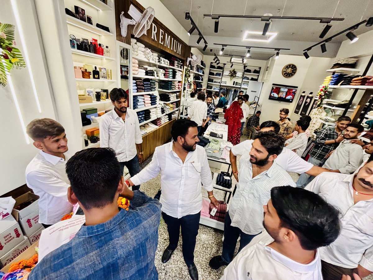 GurjarBhojraj07's tweet image. 📍किशनगढ़

किशनगढ़ के CAPTAIN CLOTHES के शुभारंभ कार्यक्रम में शामिल होकर, भाई प्रियांशु जी टांक, भाई युवराज सिंह जी राठौड़ एवं भाई संजय जी नरुका को नव-प्रतिष्ठान की शुभकामनाएँ प्रेषित की! 

#भोजराज_गुर्जर_किशनगढ़