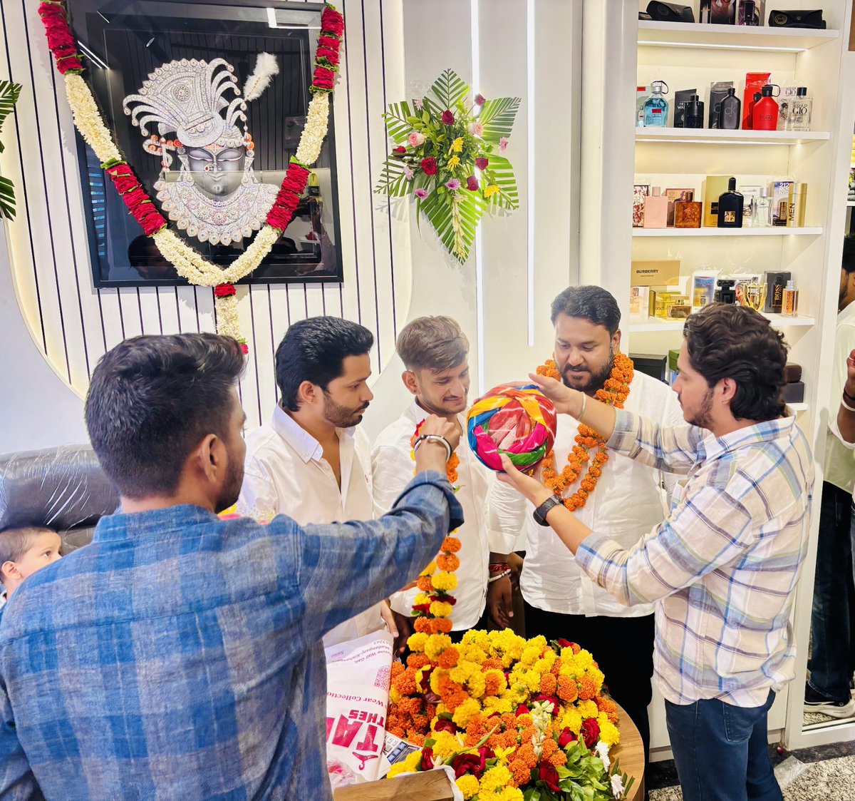 GurjarBhojraj07's tweet image. 📍किशनगढ़

किशनगढ़ के CAPTAIN CLOTHES के शुभारंभ कार्यक्रम में शामिल होकर, भाई प्रियांशु जी टांक, भाई युवराज सिंह जी राठौड़ एवं भाई संजय जी नरुका को नव-प्रतिष्ठान की शुभकामनाएँ प्रेषित की! 

#भोजराज_गुर्जर_किशनगढ़