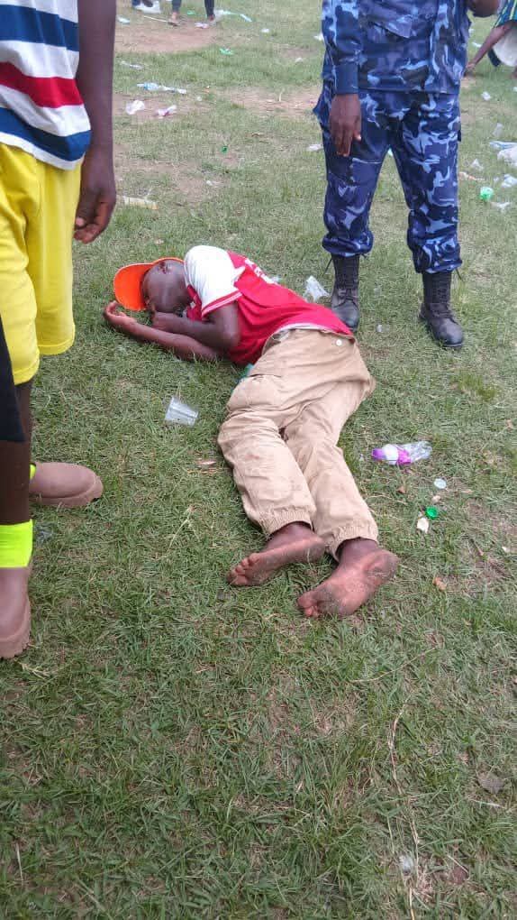 Humanrights256's tweet image. Gen. Henry Tumukunde bought waragi to the voters during the just concluded NRM primaries to make them drunk and vote for him
These were the results 👇😢