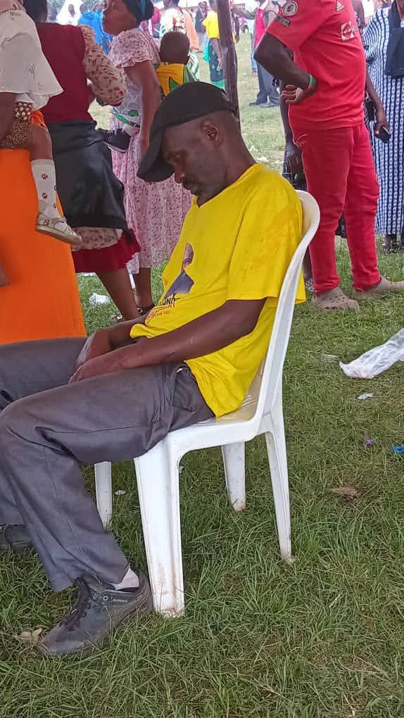 Humanrights256's tweet image. Gen. Henry Tumukunde bought waragi to the voters during the just concluded NRM primaries to make them drunk and vote for him
These were the results 👇😢