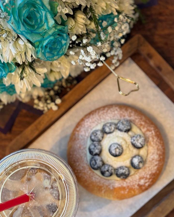 - يآصدفَّة حلِوه أزهرّت قلبُي ؛ ورَد🩵.