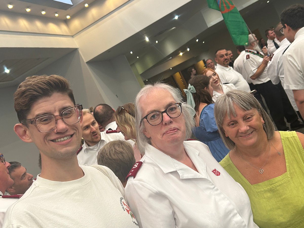 TSA_Wales's tweet image. Mae gan y Capten Kathryn Stowers (canol) ofn uchder ac ofn hedfan: pa ffordd well o ddathlu pen-blwydd MAWR na neidio allan o awyren i helpu i ariannu gorsaf wefru barhaol lle gall pobl sy'n #roughsleeping wefru ffonau symudol. Cefnogwch yma: justgiving.com/page/kathryn-s…