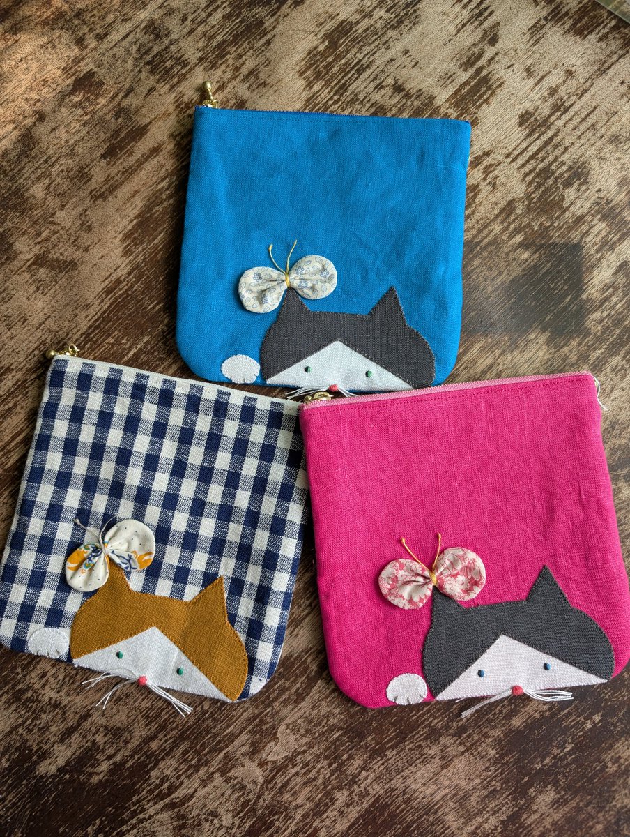 qedstorecafe's tweet image. #ねこねこ展22
刺繍作家のpetite aiguilleさんから追加の作品が到着しました🤩
すぐになくなってしまったお顔の巾着や、使い勝手の良さそうなファスナーポーチなどなどどれも丁寧な刺繍が施された温もりのあるものばかり。表側だけじゃなく裏側まで手仕事の細やかさにため息が出ちゃいますね。