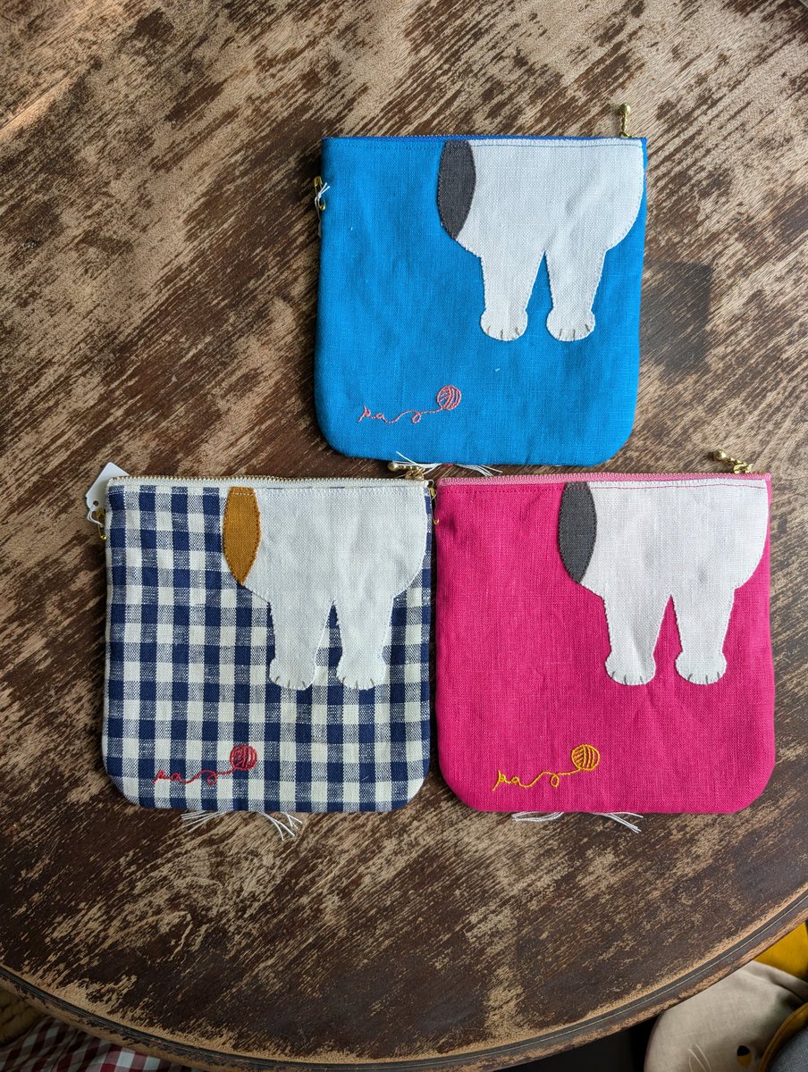 qedstorecafe's tweet image. #ねこねこ展22
刺繍作家のpetite aiguilleさんから追加の作品が到着しました🤩
すぐになくなってしまったお顔の巾着や、使い勝手の良さそうなファスナーポーチなどなどどれも丁寧な刺繍が施された温もりのあるものばかり。表側だけじゃなく裏側まで手仕事の細やかさにため息が出ちゃいますね。