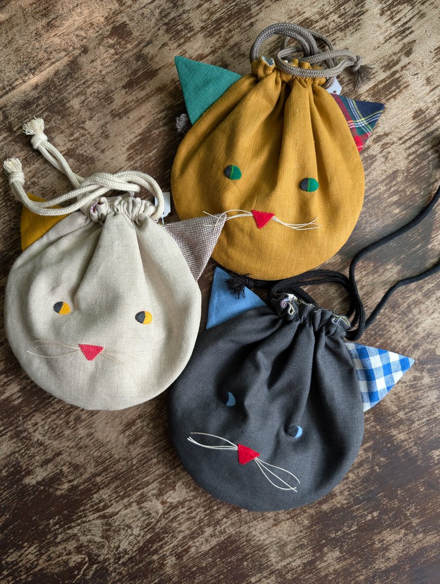 qedstorecafe's tweet image. #ねこねこ展22
刺繍作家のpetite aiguilleさんから追加の作品が到着しました🤩
すぐになくなってしまったお顔の巾着や、使い勝手の良さそうなファスナーポーチなどなどどれも丁寧な刺繍が施された温もりのあるものばかり。表側だけじゃなく裏側まで手仕事の細やかさにため息が出ちゃいますね。