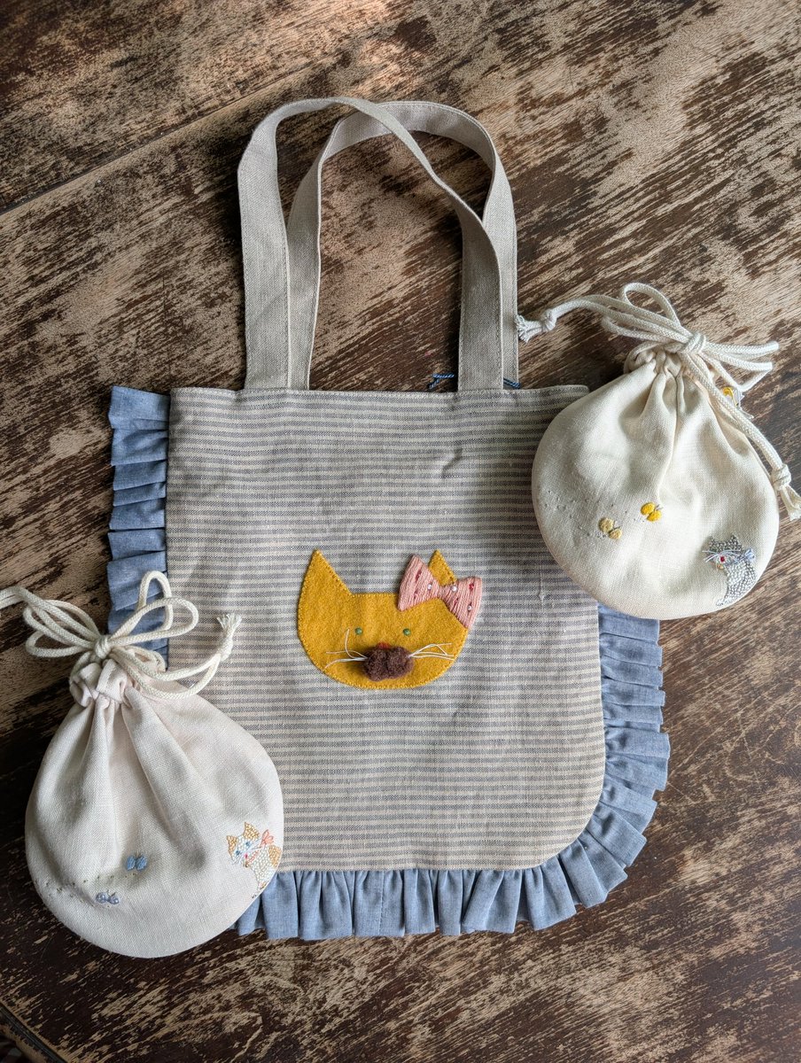 qedstorecafe's tweet image. #ねこねこ展22
刺繍作家のpetite aiguilleさんから追加の作品が到着しました🤩
すぐになくなってしまったお顔の巾着や、使い勝手の良さそうなファスナーポーチなどなどどれも丁寧な刺繍が施された温もりのあるものばかり。表側だけじゃなく裏側まで手仕事の細やかさにため息が出ちゃいますね。