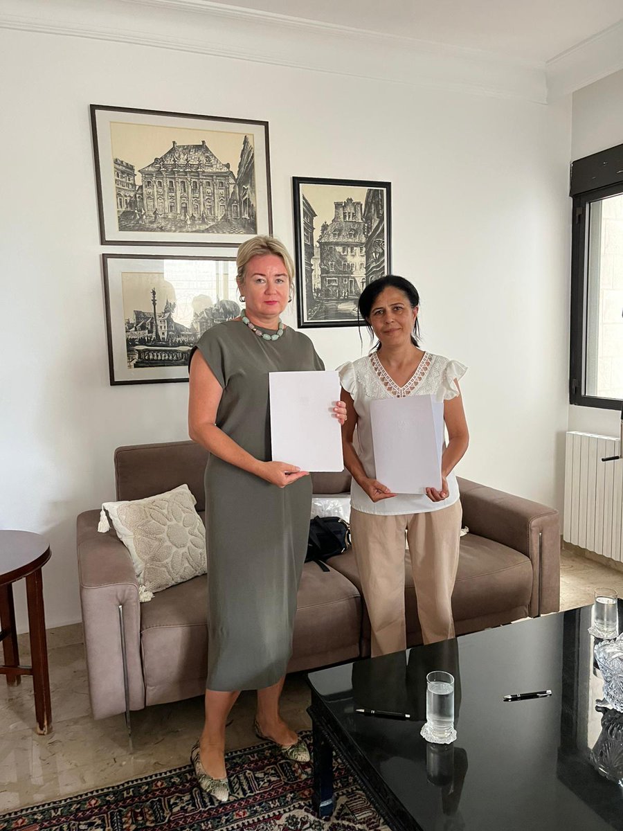 PLinLebanon's tweet image. Ambasador 🇵🇱 Bukowska-McCabe podpisała umowę wspierającą Instytut im. o. Andewega w #Bejrut 🇵🇱🤝🇱🇧
Projekt @polskapomoc umożliwi zakup sprzętu edukacyjnego dla dzieci z ubytkiem słuchu.
#PolskaPomoc #PLinLebanon #Lebanon #EmbassyOfPoland