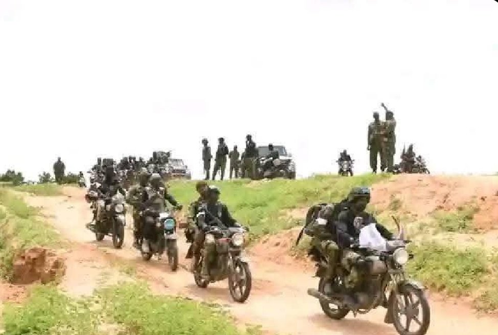 Security_Affair's tweet image. Troops of the Nigerian Army on Tuesday neutralised scores of bandits who attempted to a coordinated attack on Warari, a community in Rijau Local Government Area of Niger State.
The troops successfully repelled the coordinated terrorist attack after over four hours confrontation,…