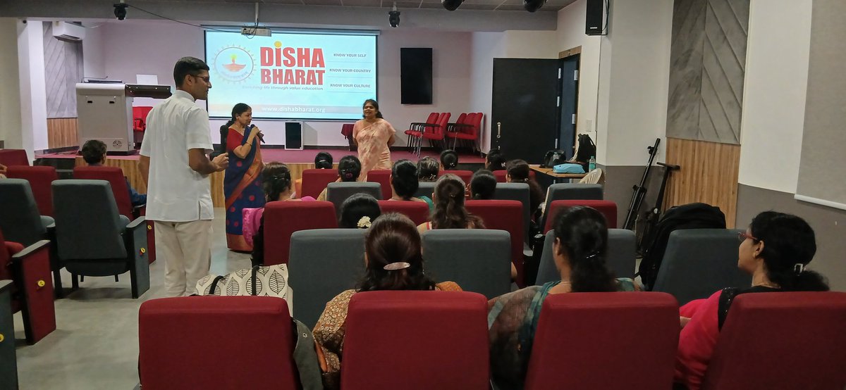 DishaBharat's tweet image. Day 2: Disha Bharat conducted 4 hours Faculty Development Program at National College. Around 30 faculties actively participated in the program. They underwent various sessions during the course of the program.
#facultydevelopment
#dishabharat
#FDP
#nationalcollegejayanagar