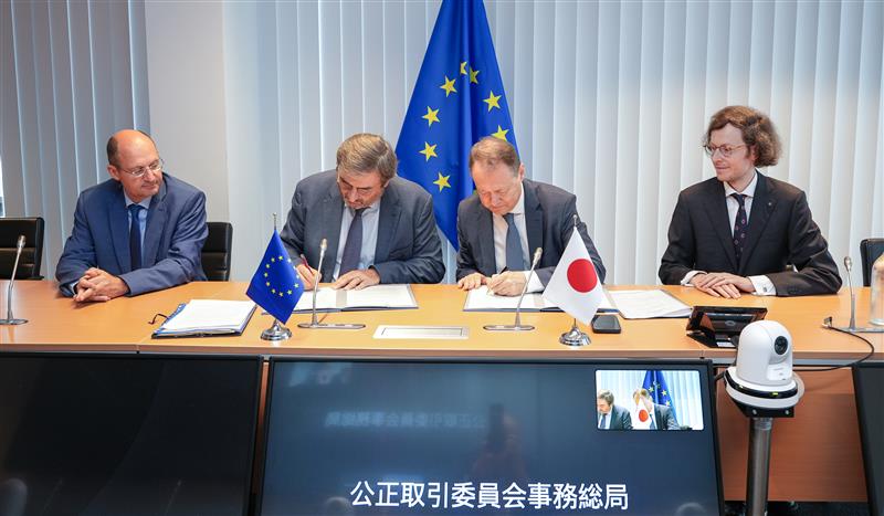 EU_Competition's tweet image. The 🇪🇺 Commission's services sign arrangement with Japan 🇯🇵 @jftc with common goal of promoting contestability, competition and fairness in digital markets🤝
For more information👇
🔗europa.eu/!6DX4yc
@DigitalEU
#DMA
