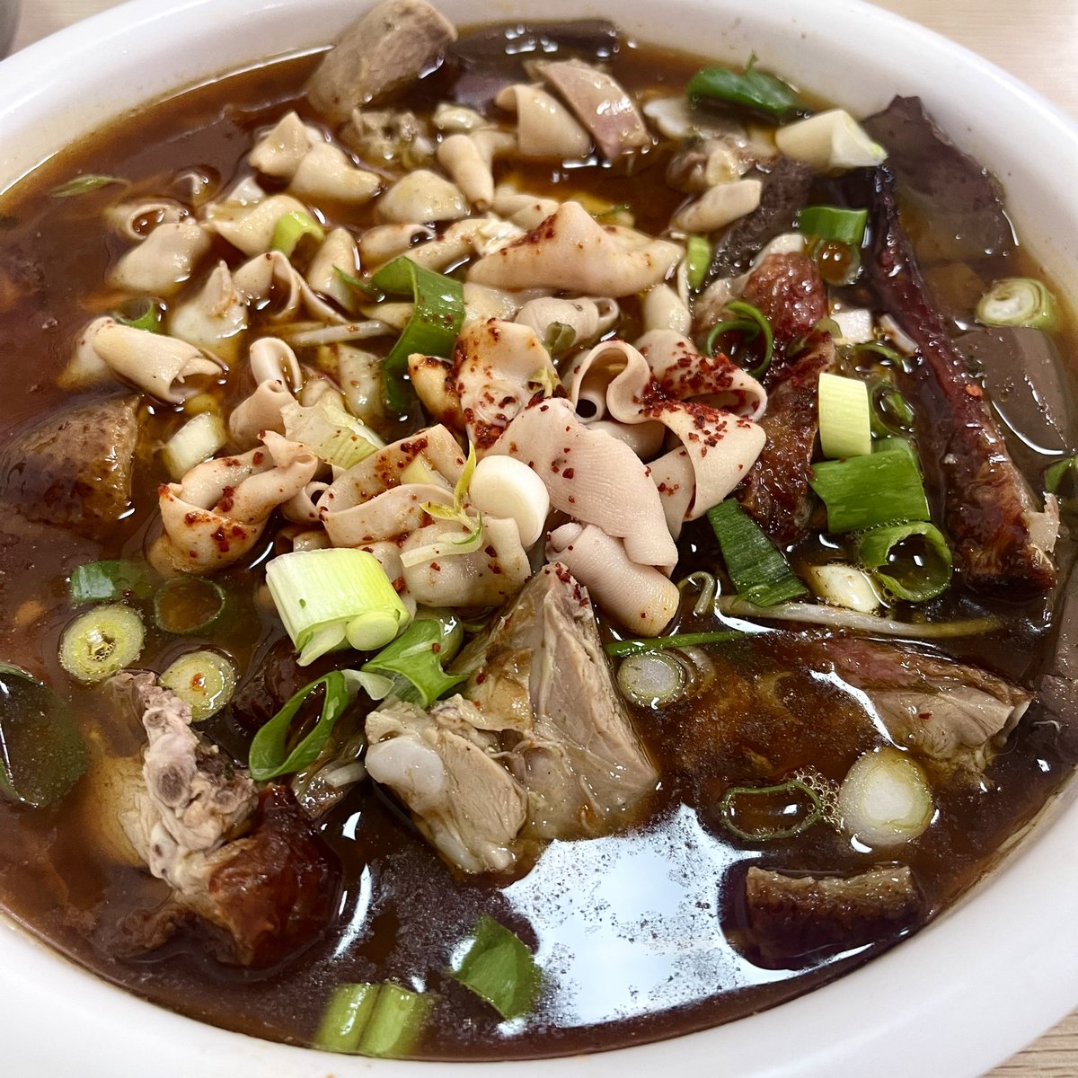 来成都不能放过的冒烤鸭！鸭肉卤汤泡起，又脆又入味，外头的酥皮好香。豆芽+汤都能下两碗饭。