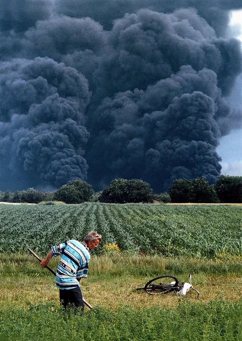HistoricHub's tweet image. Serbian farmer perseveres with work amid NATO bombings during "Operation Allied Force" in FR Yugoslavia, 1999.