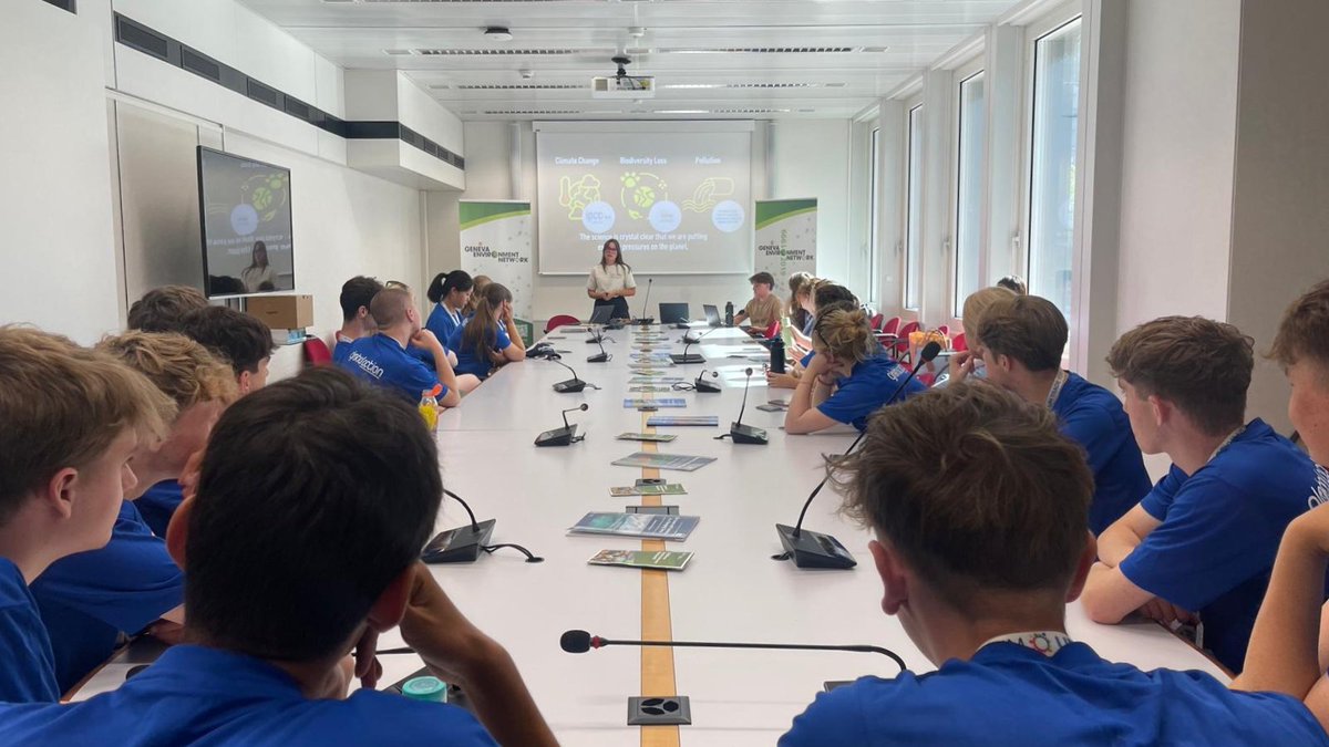 GENetwork's tweet image. This morning, @tweetswchs students visited the #EnvironmentHouse for an introduction to #GENeva as a global hub for env't governance.
Engaging discussions took place with Francisca Conejeros, intern of @UNEP Law Division, who shared insights on law, environment, & work of UNEP.