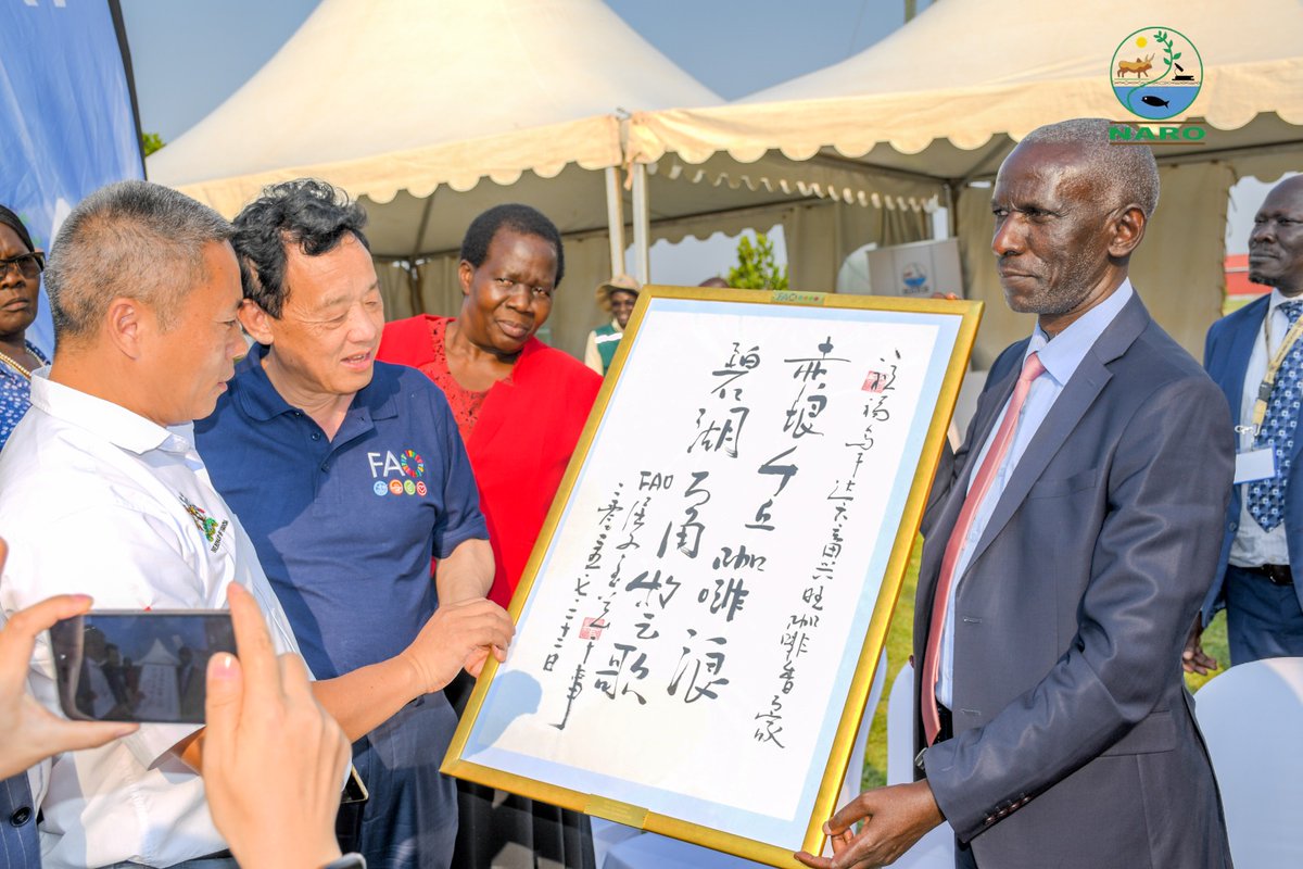 🚜 NARO was honoured to host <a href="/FAODG/">FAO Director-General QU Dongyu</a> for a tour of our #research facilities and an exhibition spotlighting cutting-edge #technologies and 
#innovation. He was received by the Minister of Agriculture <a href="/FredBwino/">Hon. Kyakulaga Fred Bwino MP</a> <a href="/narouganda/">NARO Uganda</a>
DG, <a href="/MAAIF_Uganda/">MAAIF 🇺🇬</a> officials &amp;   staff.