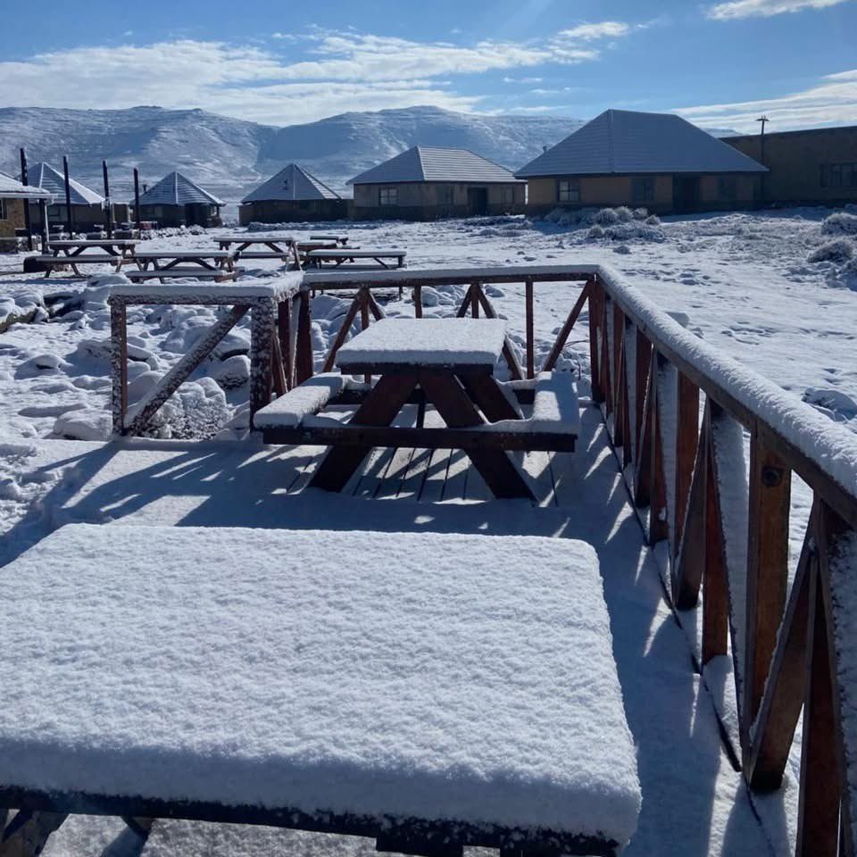 Motlatsi_RC's tweet image. ❄️ 𝗙𝗿𝗲𝘀𝗵 𝘀𝗻𝗼𝘄 𝘁𝗵𝗶𝘀 𝗺𝗼𝗿𝗻𝗶𝗻𝗴 𝗮𝘁 𝗦𝗮𝗻𝗶 𝗠𝗼𝘂𝗻𝘁𝗮𝗶𝗻 𝗘𝘀𝗰𝗮𝗽𝗲!
The landscape transformed again into a winter wonderland. Swipe through to see the peaceful scenes at 2,874 metres above sea level.
🇱🇸🇱🇸🇱🇸🇱🇸