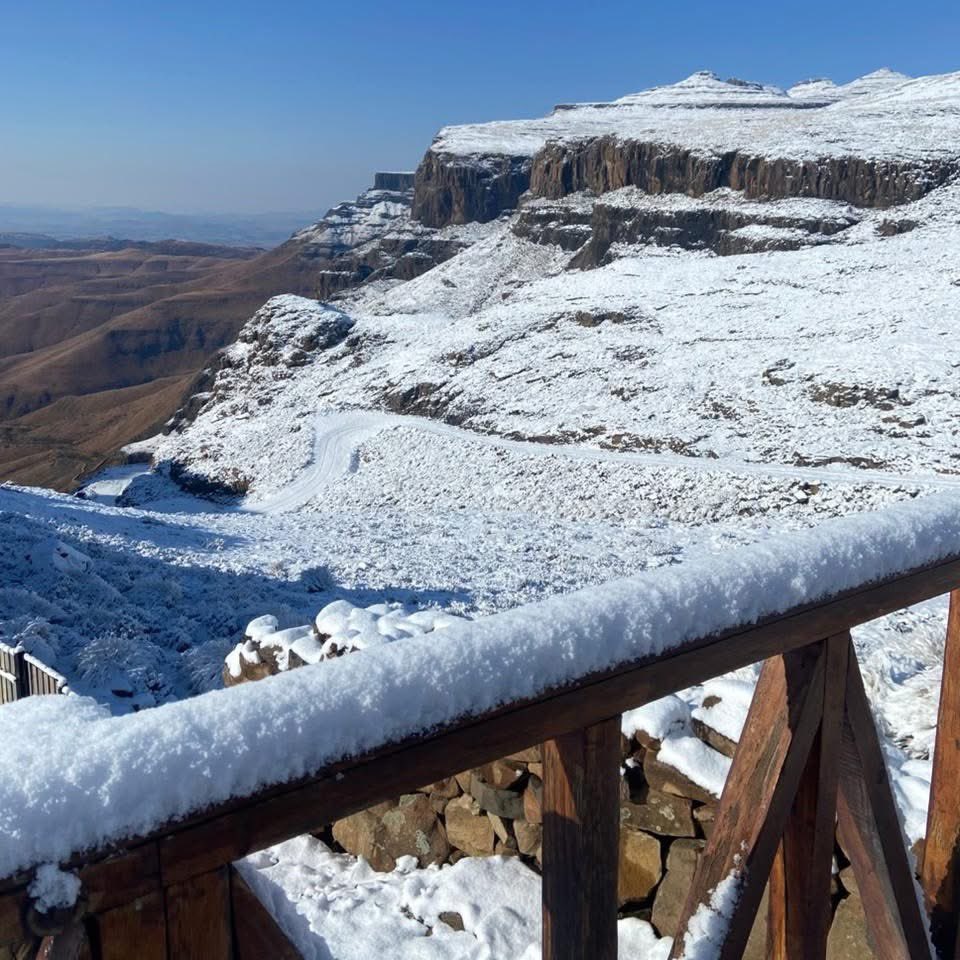 Motlatsi_RC's tweet image. ❄️ 𝗙𝗿𝗲𝘀𝗵 𝘀𝗻𝗼𝘄 𝘁𝗵𝗶𝘀 𝗺𝗼𝗿𝗻𝗶𝗻𝗴 𝗮𝘁 𝗦𝗮𝗻𝗶 𝗠𝗼𝘂𝗻𝘁𝗮𝗶𝗻 𝗘𝘀𝗰𝗮𝗽𝗲!
The landscape transformed again into a winter wonderland. Swipe through to see the peaceful scenes at 2,874 metres above sea level.
🇱🇸🇱🇸🇱🇸🇱🇸