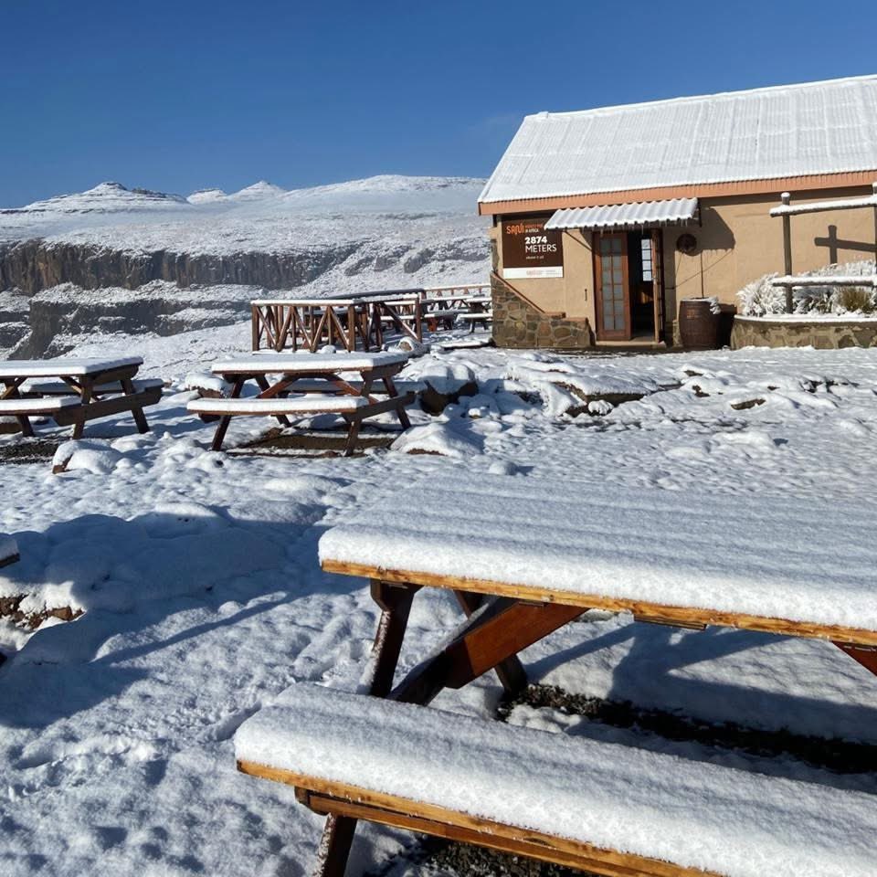 Motlatsi_RC's tweet image. ❄️ 𝗙𝗿𝗲𝘀𝗵 𝘀𝗻𝗼𝘄 𝘁𝗵𝗶𝘀 𝗺𝗼𝗿𝗻𝗶𝗻𝗴 𝗮𝘁 𝗦𝗮𝗻𝗶 𝗠𝗼𝘂𝗻𝘁𝗮𝗶𝗻 𝗘𝘀𝗰𝗮𝗽𝗲!
The landscape transformed again into a winter wonderland. Swipe through to see the peaceful scenes at 2,874 metres above sea level.
🇱🇸🇱🇸🇱🇸🇱🇸